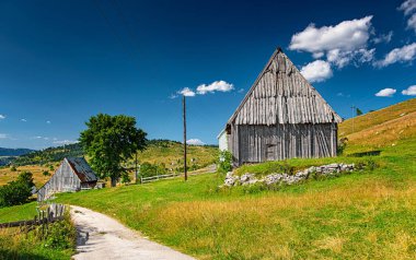 Karadağ dağlarında ahşap evleri olan güzel bir köy.
