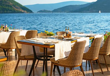 Denizde güzel bir restoran, öğleden sonra, dışarıda yemek konsepti.
