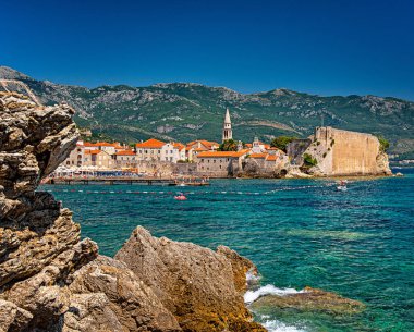 BUDVA, MONTENEGRO - 9 AĞUSTOS, 2019: Karadağ 'ın eski Budva kentine bakın