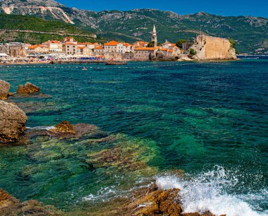 BUDVA, MONTENEGRO - 9 AĞUSTOS, 2019: Karadağ 'ın eski Budva kentine bakın