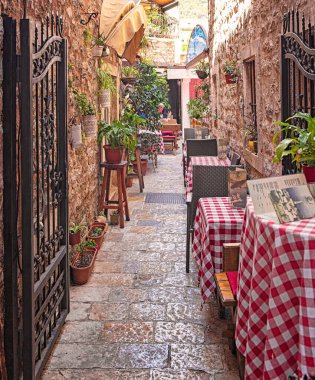BUDVA, MONTENEGRO - 9 AĞUSTOS, 2019: Karadağ 'ın eski Budva kentindeki Dar Sokak.