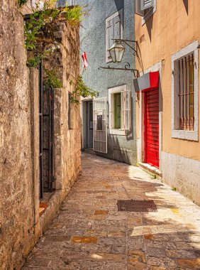 BUDVA, MONTENEGRO - 9 AĞUSTOS, 2019: Karadağ 'ın eski Budva kentindeki Dar Sokak.