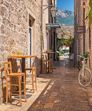 BUDVA, MONTENEGRO - 9 AĞUSTOS, 2019: Karadağ 'ın eski Budva kentindeki Dar Sokak.