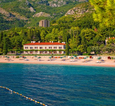 Karadağ 'ın Sveti Stefan kentindeki güzel kayalık plaj