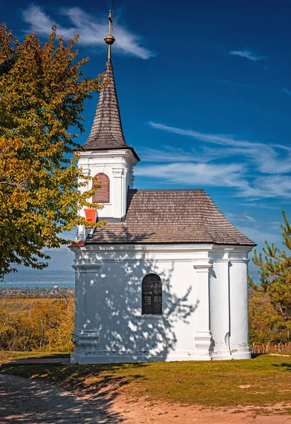 Mooie Oude Witte Kapel Bij Balatonlelle — Stockfoto