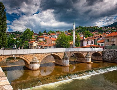 SARAJEVO, BOSNIA VE HERZEGOVINA - 3 AĞUSTOS, 2019: Saraybosna 'nın eski kentinde köprü.