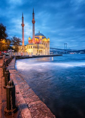 İSTANBUL, TURKEY - 26 Kasım 2019: İstanbul, Türkiye 'deki ortakoy camisinde şaşırtıcı gün doğumu 26 Kasım 2019.