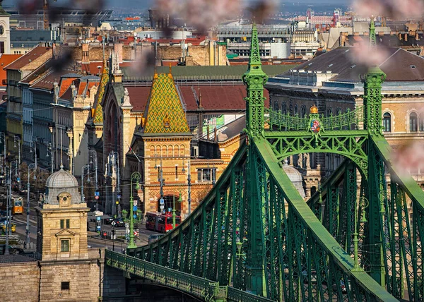 Most Svobody Budapešťskou Radnicí — Stock fotografie
