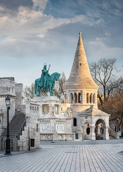 Budapest Hungria Março 2020 Estátua Santo Estêvão Frente Bastião Dos — Fotografia de Stock