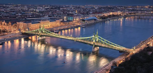 Berömd Liberty Bridge Budapest Skymningen — Stockfoto