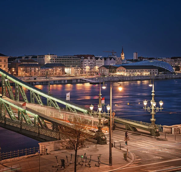 Slavný Most Svobody Budapešti Soumraku — Stock fotografie