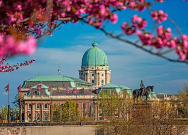 Buda Kalesi Bölgesi 'ndeki Buda Kalesi Kraliyet Sarayı ile muhteşem bir bahar şehri.