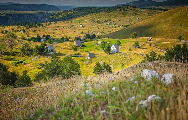 Гарне Село Дерев Яними Будинками Горах Чорногорії — стокове фото