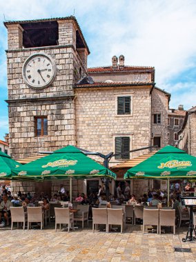 KOTOR, MONTENEGRO - 8 AĞUSTOS, 2019: Karadağ 'ın Kotor kentinin tarihi bölümü, 8 Ağustos 2019.