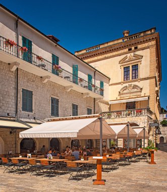 KOTOR, MONTENEGRO - 8 AĞUSTOS, 2019: Karadağ 'ın Kotor kentinin tarihi bölümü, 8 Ağustos 2019.