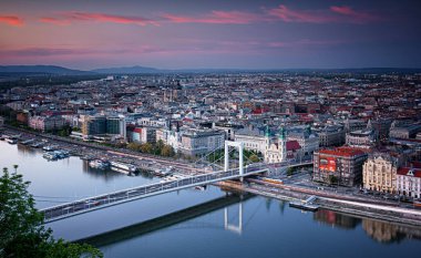 BUDAPEST, HUNGARY - 17 Nisan 2020: Elisabeth Köprüsü ile Budapeşte üzerinde gün batımı.