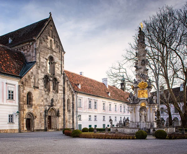 Heiligenkreuz オーストリア 2020年2月13日 オーストリアのハイリゲンクレウスにあるシトー会修道院ハイリゲンクレウス修道院の中庭と眺め — ストック写真