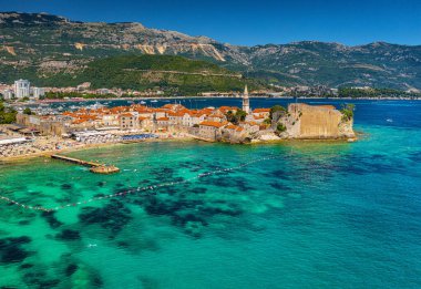 BUDVA, MONTENEGRO - 9 AĞUSTOS, 2019: Karadağ 'ın eski Budva kentinin havadan görüşü