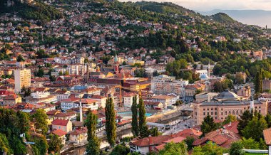 SARAJEVO, BOSNIA VE HERZEGOVINA - 3 AĞUSTOS, 2019: Saraybosna, Bosna 'nın günbatımı