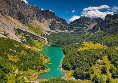 Karadağ 'ın Durmitor Ulusal Parkı' ndaki Skrcko gölünün yazın inanılmaz manzarası