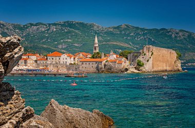 BUDVA, MONTENEGRO - 9 AĞUSTOS, 2019: Karadağ 'ın eski Budva kentine bakın.