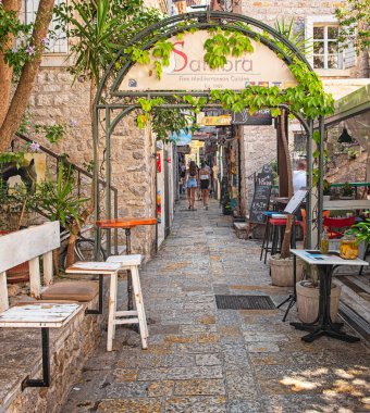 BUDVA, MONTENEGRO - 9 AĞUSTOS, 2019: Karadağ 'ın eski Budva kentindeki Dar Sokak.