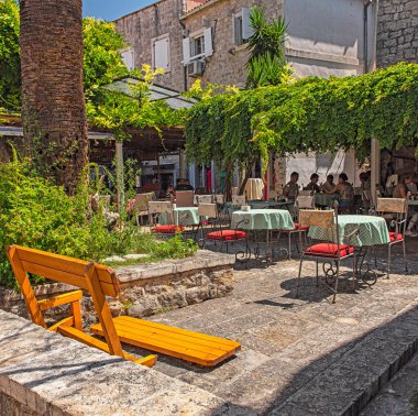 BUDVA, MONTENEGRO - 9 AĞUSTOS, 2019: Karadağ 'ın eski Budva kentindeki Dar Sokak.