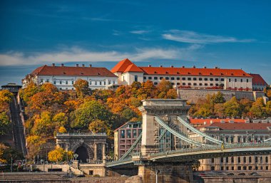 Sonbaharda meşhur Zincir Köprüsü 'nün manzarası