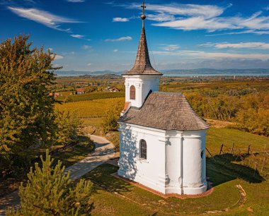 Balatonlelle 'deki güzel eski beyaz şapel.