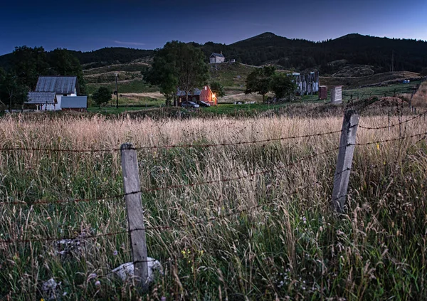 黑山山区夜间漂亮的农村房屋 — 图库照片
