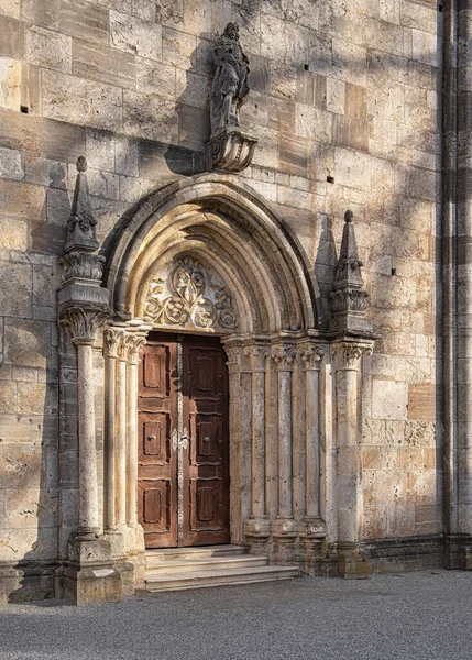 オーストリアのハイリゲンクルーズ修道院の寺院の入り口 — ストック写真