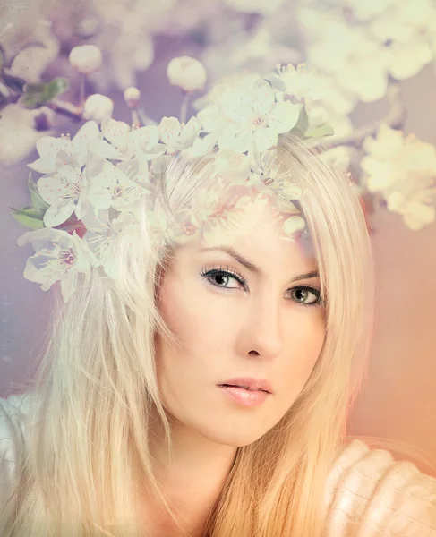 Hermosa mujer sobre flores fondo —  Fotos de Stock