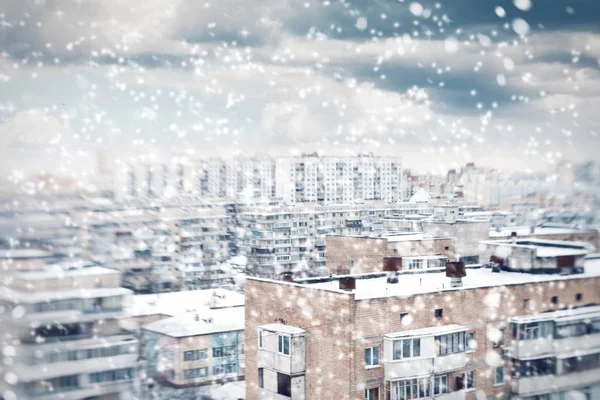 Şehir şehir merkezinde modern binalar ile. Havadan görünümü. Kış saati — Stok fotoğraf