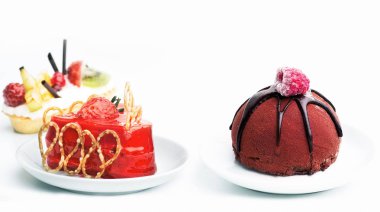 Pasta plaka beyaz arka plan üzerinde kapatın