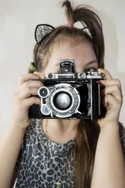 Chica Tomando Fotos Con Una Vieja Cámara Sobre Fondo Claro — Foto de Stock