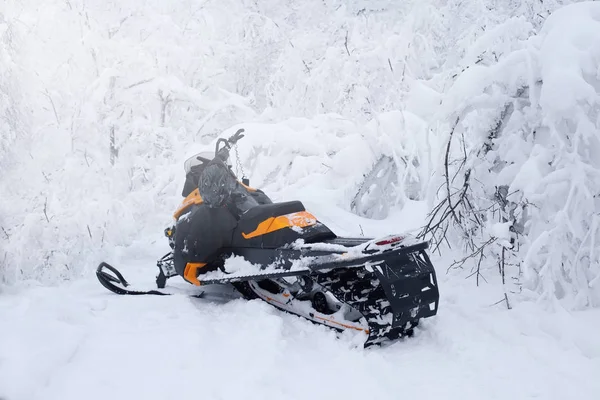 Invierno Finlandés paisaje nevado con carretera y moto de nieve — Foto de Stock