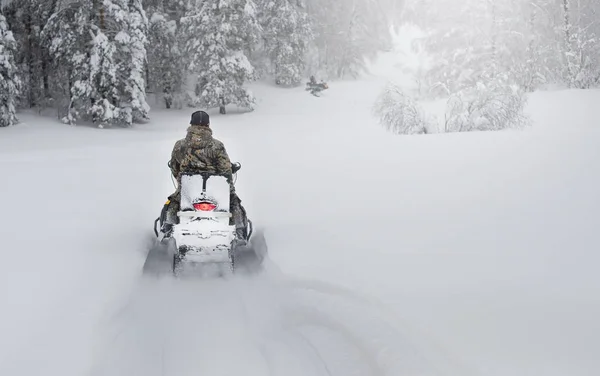 Inverno finlandês snowy lanscape com estrada e snowmobile — Fotografia de Stock