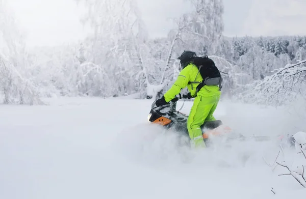 Hombre en moto de nieve —  Fotos de Stock