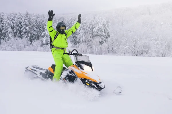 Atleta en una moto de nieve moviéndose en el bosque —  Fotos de Stock
