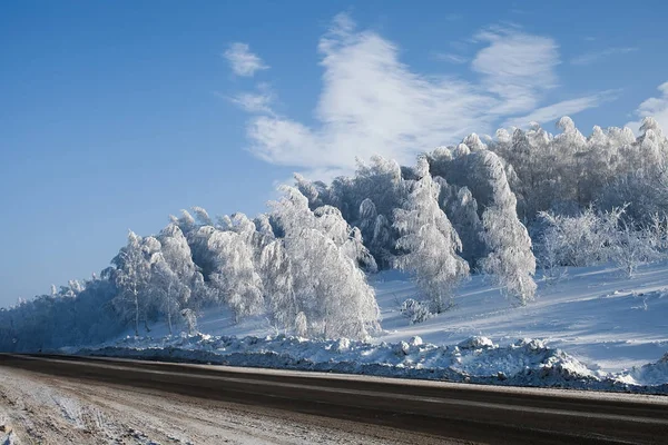 De weg in de winter op de achtergrond — Stockfoto