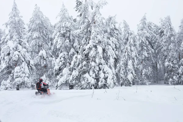 冬天芬兰雪景观道与雪地车 — 图库照片