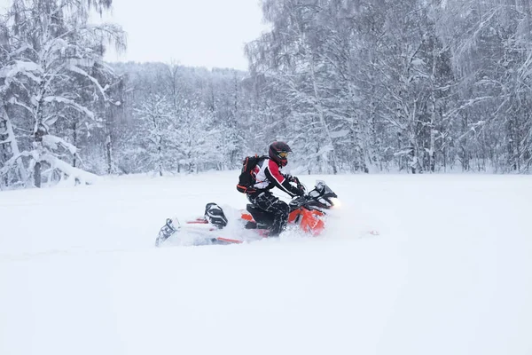 Téli finn havas táj dombokkal road és a motoros — Stock Fotó