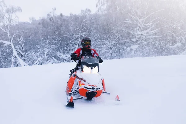 Inverno finlandês snowy lanscape com estrada e snowmobile — Fotografia de Stock