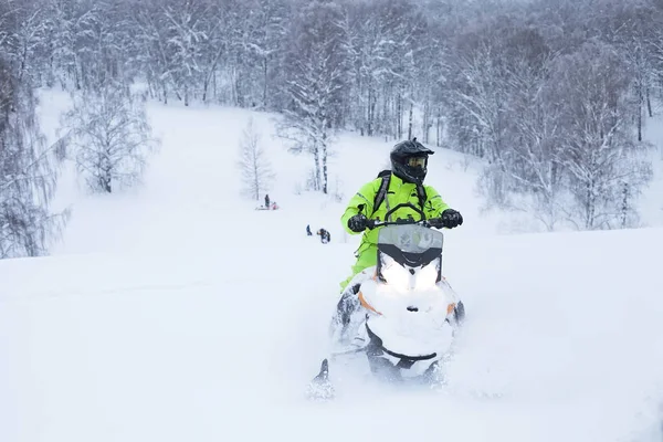 Inverno finlandês snowy lanscape com estrada e snowmobile — Fotografia de Stock