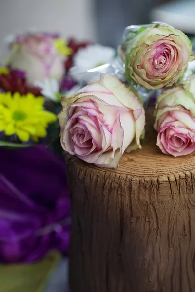Beautiful flowers decoration on the tree stump. — Stock Photo, Image