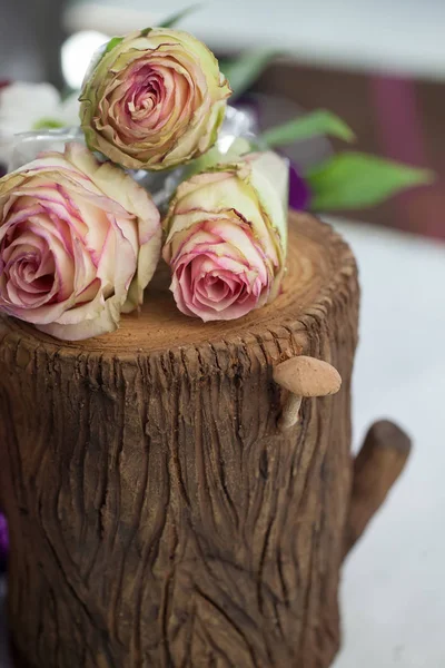 Hermosa decoración de flores en el tocón del árbol . —  Fotos de Stock