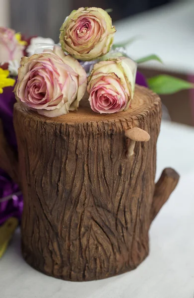 Vackra blommor dekoration på stubben. — Stockfoto