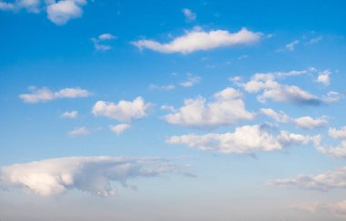 Atmosferik haze ile mavi gökyüzünde bulutlar