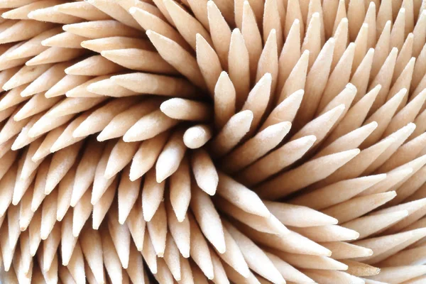 Stapel bamboe tandenstokers in spiraal gerangschikt. Close-up — Stockfoto