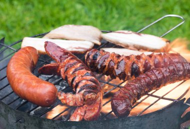 ızgara domuz pastırması ve sosis